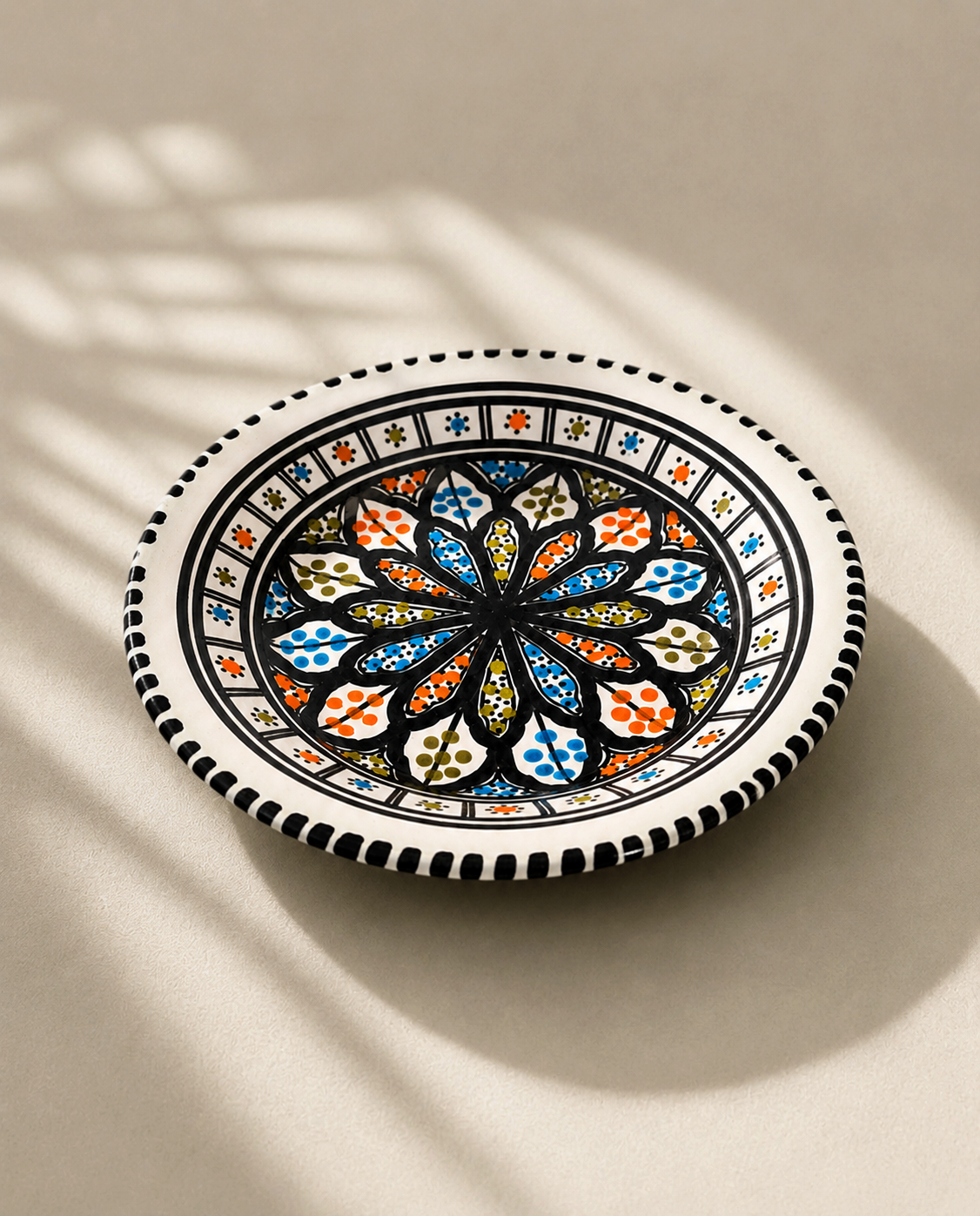 Vue du dessus de l'assiette à pâtes en céramique artisanale, Collection Djerba – KARTAJ