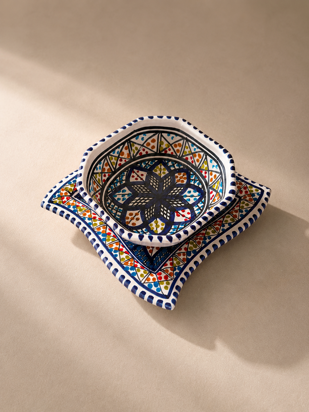 Bol octogonal en céramique artisanale tunisienne de la collection Médina avec assiette carrée assortie empilée.
