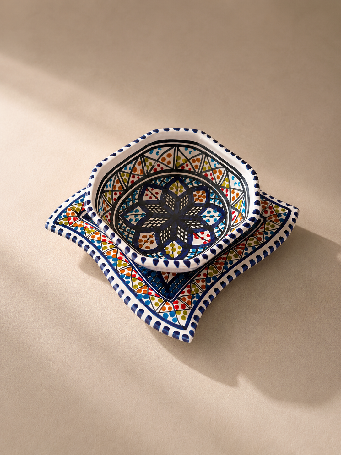 Assiette carrée en céramique artisanale tunisienne de la collection Médina avec une coupelle assortie.
