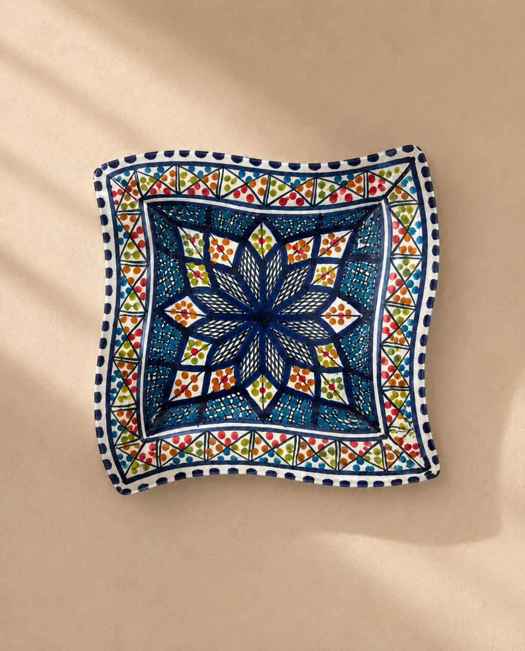 Assiette carrée en céramique artisanale tunisienne de la collection Médina.
