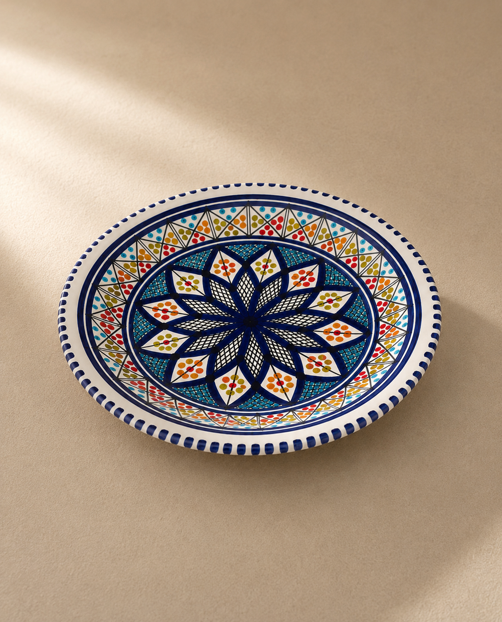 Assiette creuse en céramique artisanale tunisienne de la collection Médina vue de dessus.