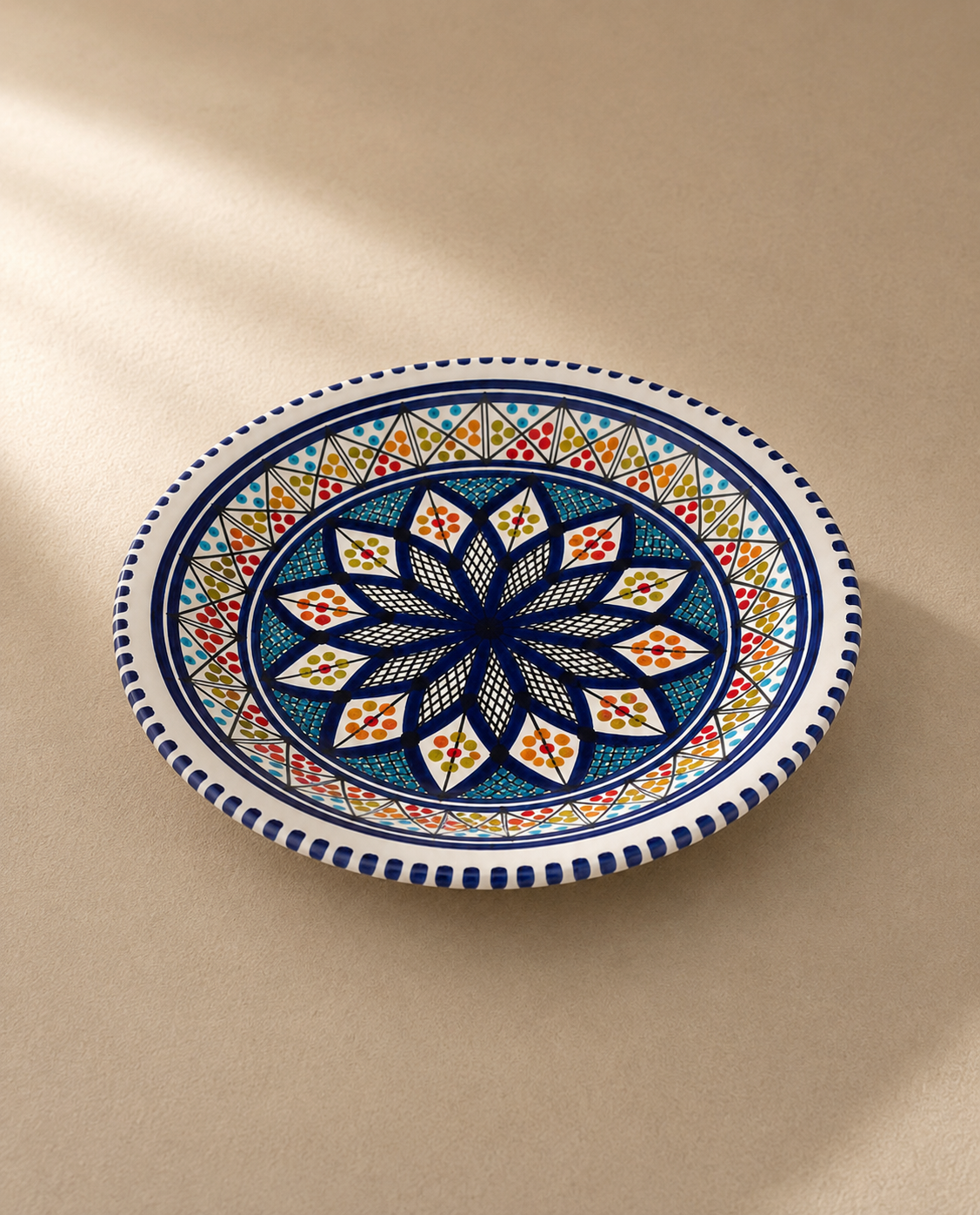 Assiette creuse en céramique artisanale tunisienne de la collection Médina vue de dessus.