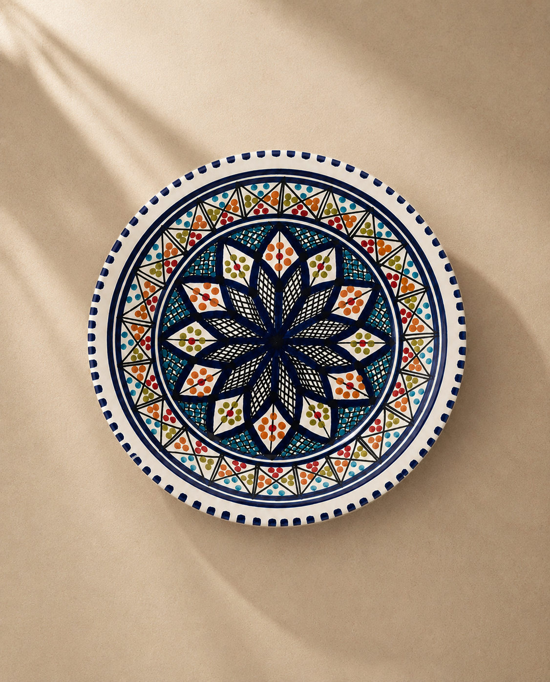 Assiette creuse en céramique artisanale tunisienne de la collection Médina.