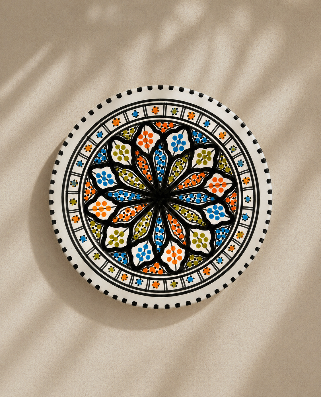 Assiette plate en céramique artisanale tunisienne de la collection Djerba.