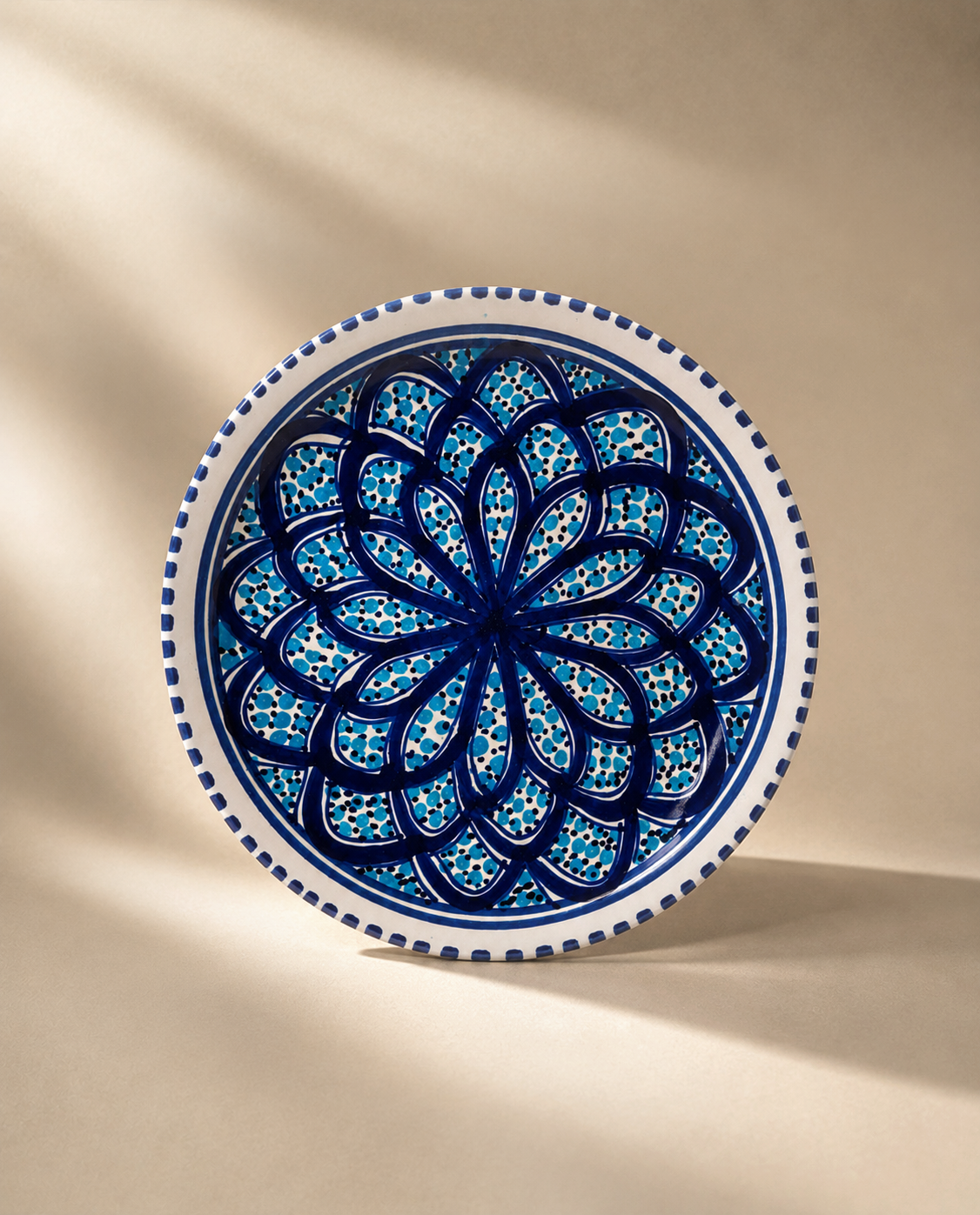 Assiette plate en céramique artisanale tunisienne de la collection Sidi Bou Saïd.
