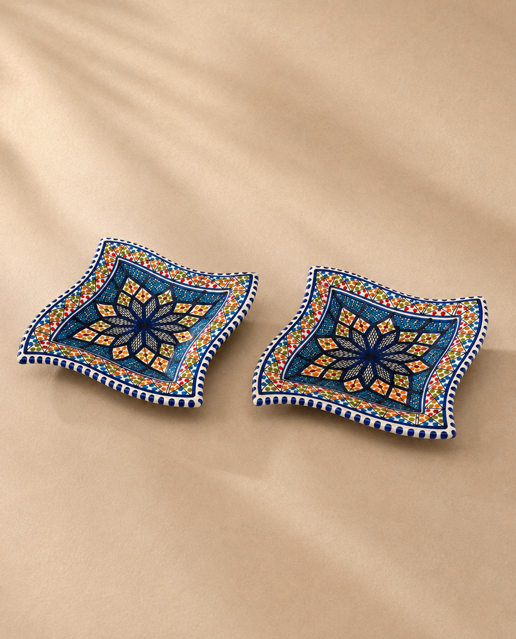 Deux assiettes carrées en céramique artisanale tunisienne de la collection Médina.
