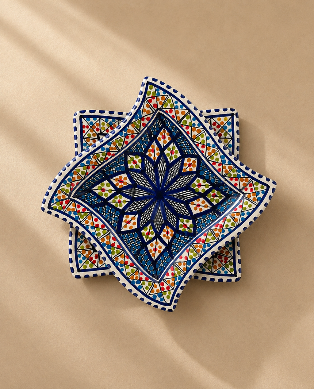 Vue de dessus des assiettes carrées en céramique artisanale tunisienne de la collection Médina.