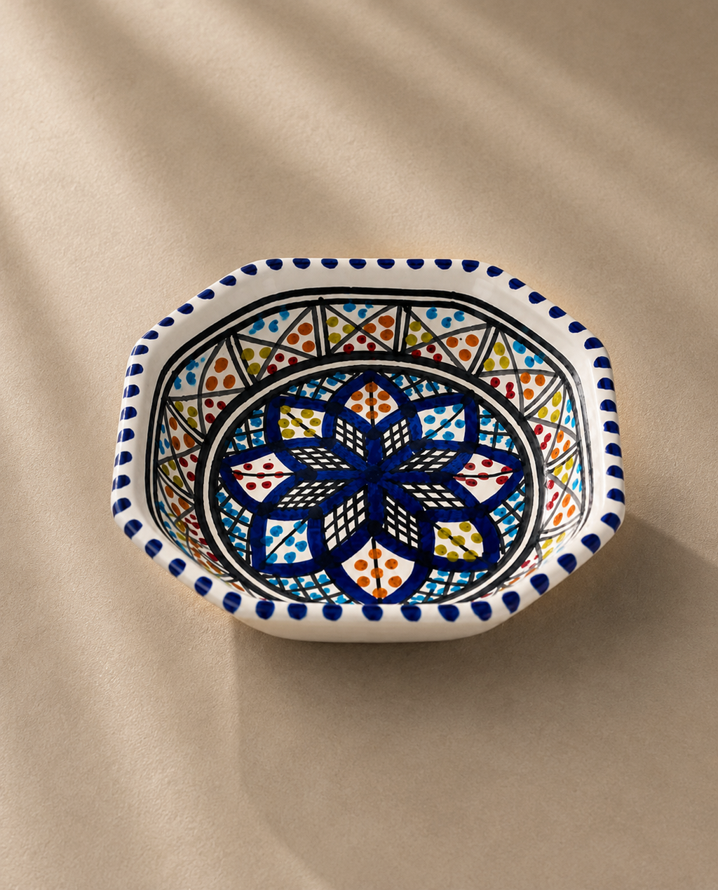 Bol octogonal en céramique artisanale tunisienne de la collection Médina vu en perspective.