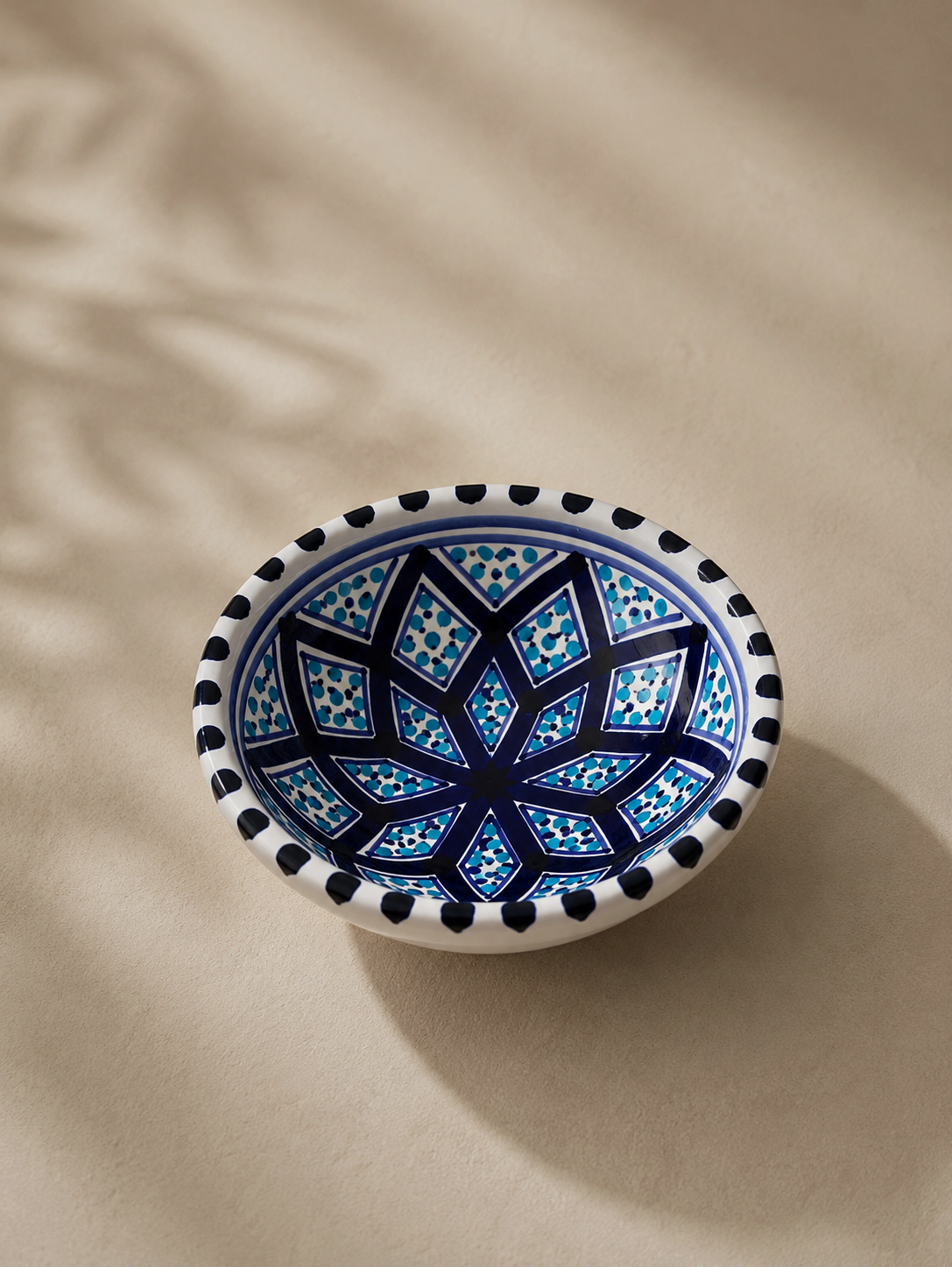 Bol en céramique artisanale tunisienne de la collection Sidi Bou Saïd.