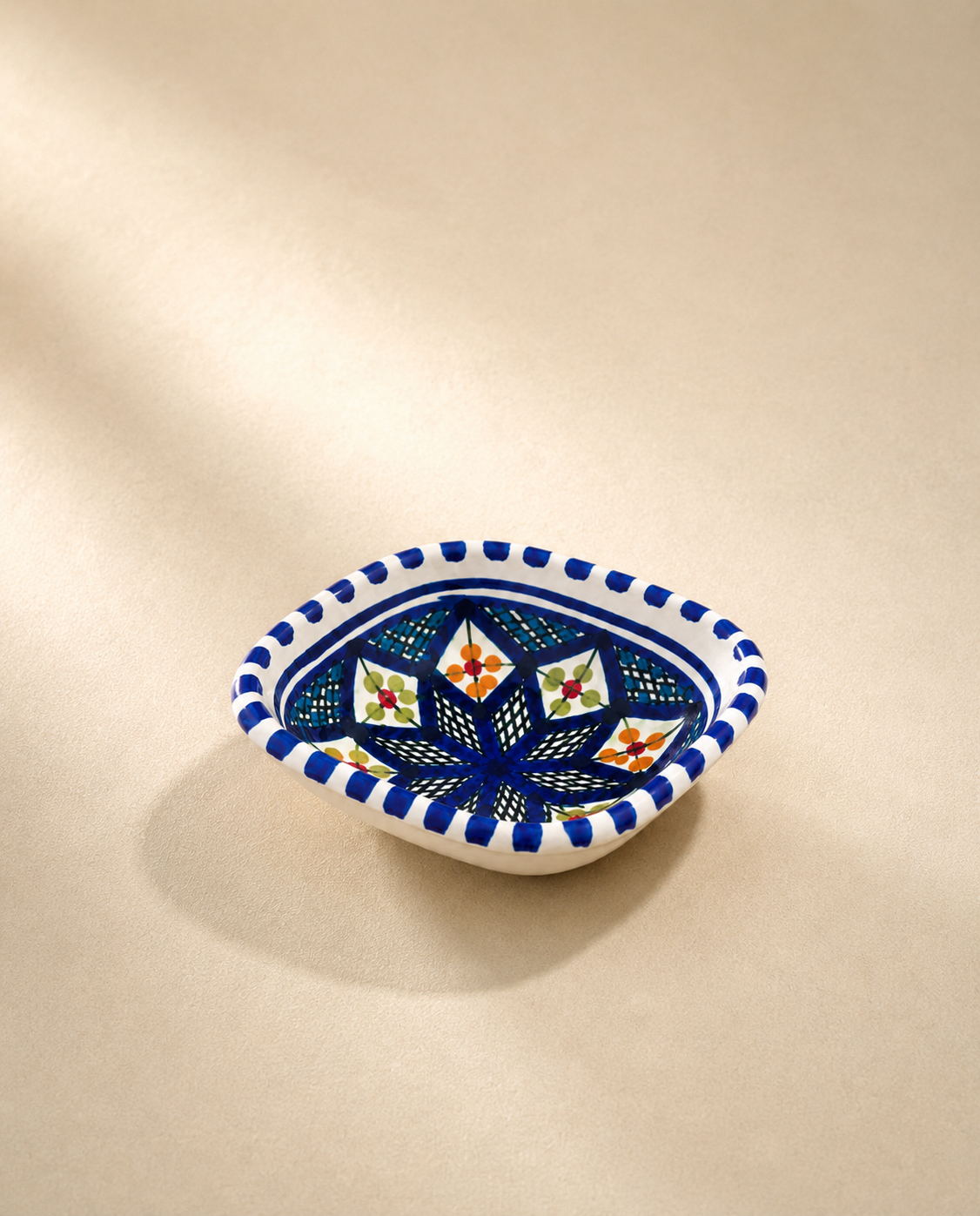 Vue de dessus d'une coupelle en céramique artisanale tunisienne de la collection Médina.