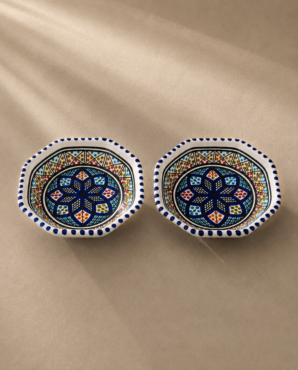 Deux bols octogonaux en céramique artisanale tunisienne de la collection Médina.