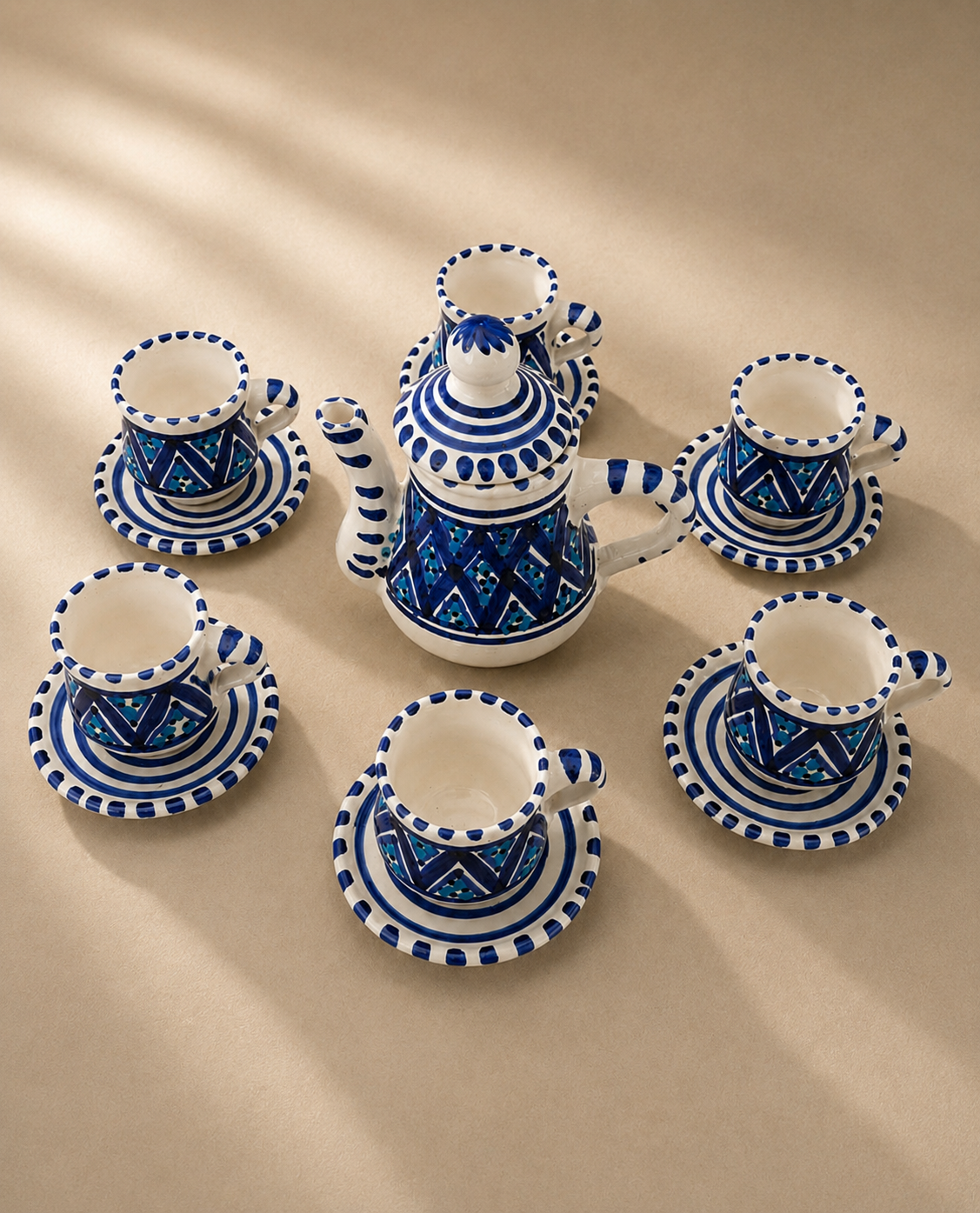 Ensemble du service à café en céramique artisanale tunisienne de la collection Sidi Bou Saïd.