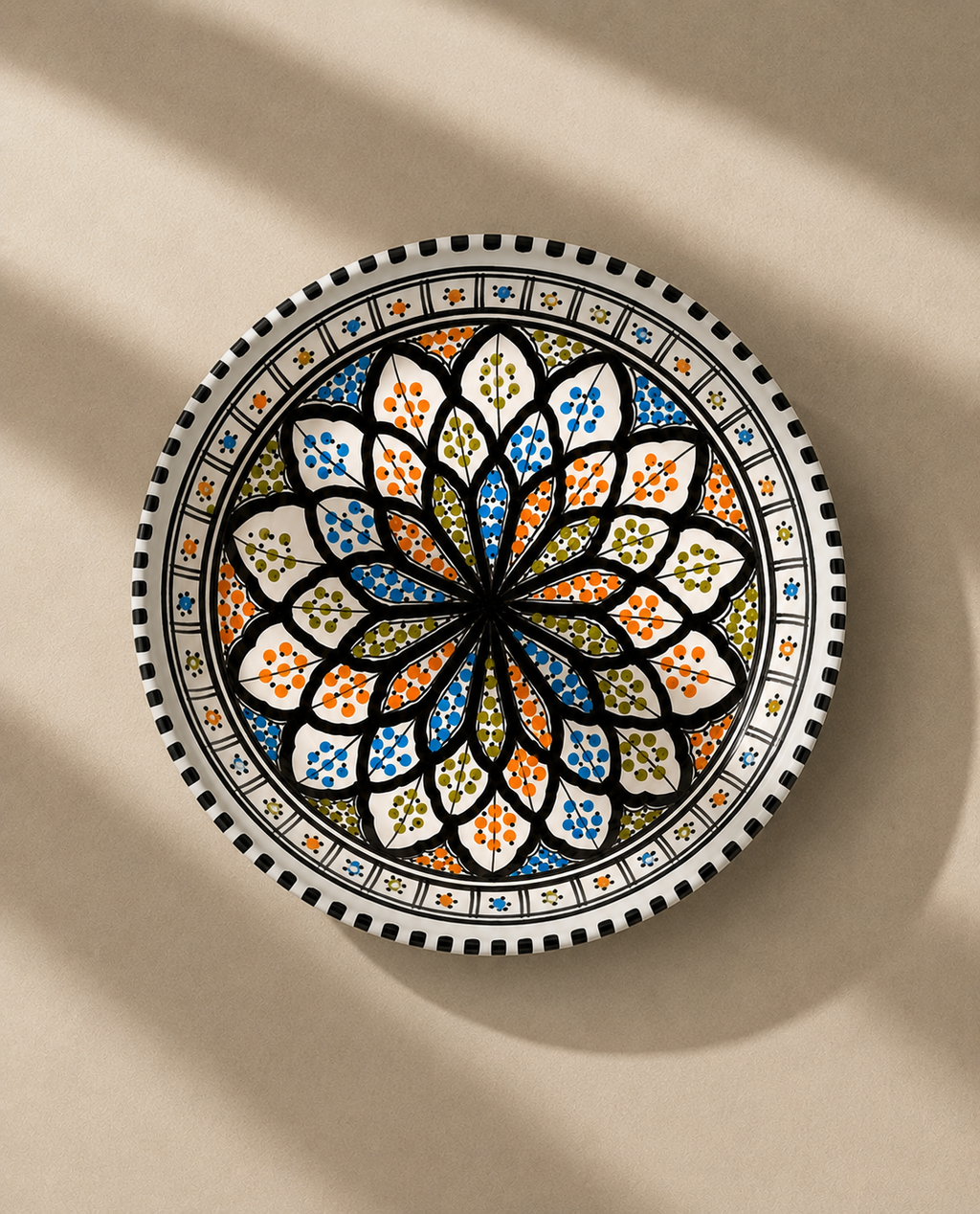 Grand plat en céramique artisanale tunisienne de la collection Djerba.