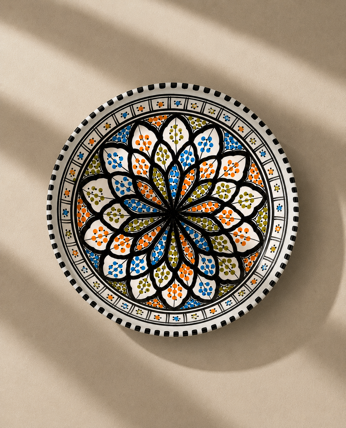 Grand plat en céramique artisanale tunisienne de la collection Djerba.