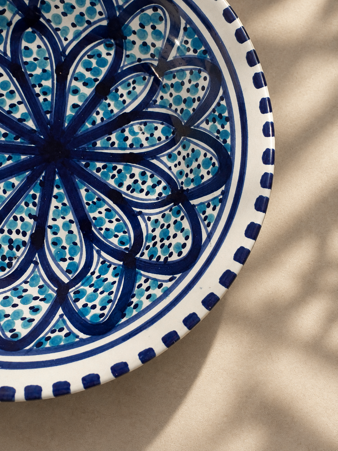 Détail du motif bleu peint à la main sur l'assiette creuse Sidi Bou Saïd