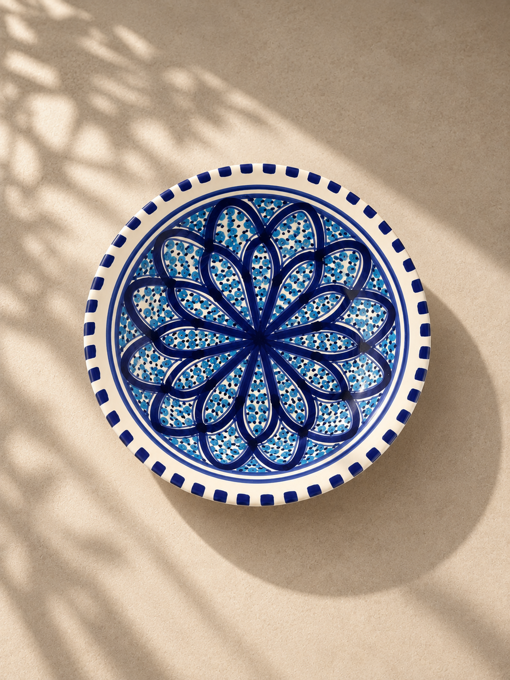 Petite assiette creuse Sidi Bou Saïd 17,5 cm vue de dessus, céramique tunisienne peinte à la main