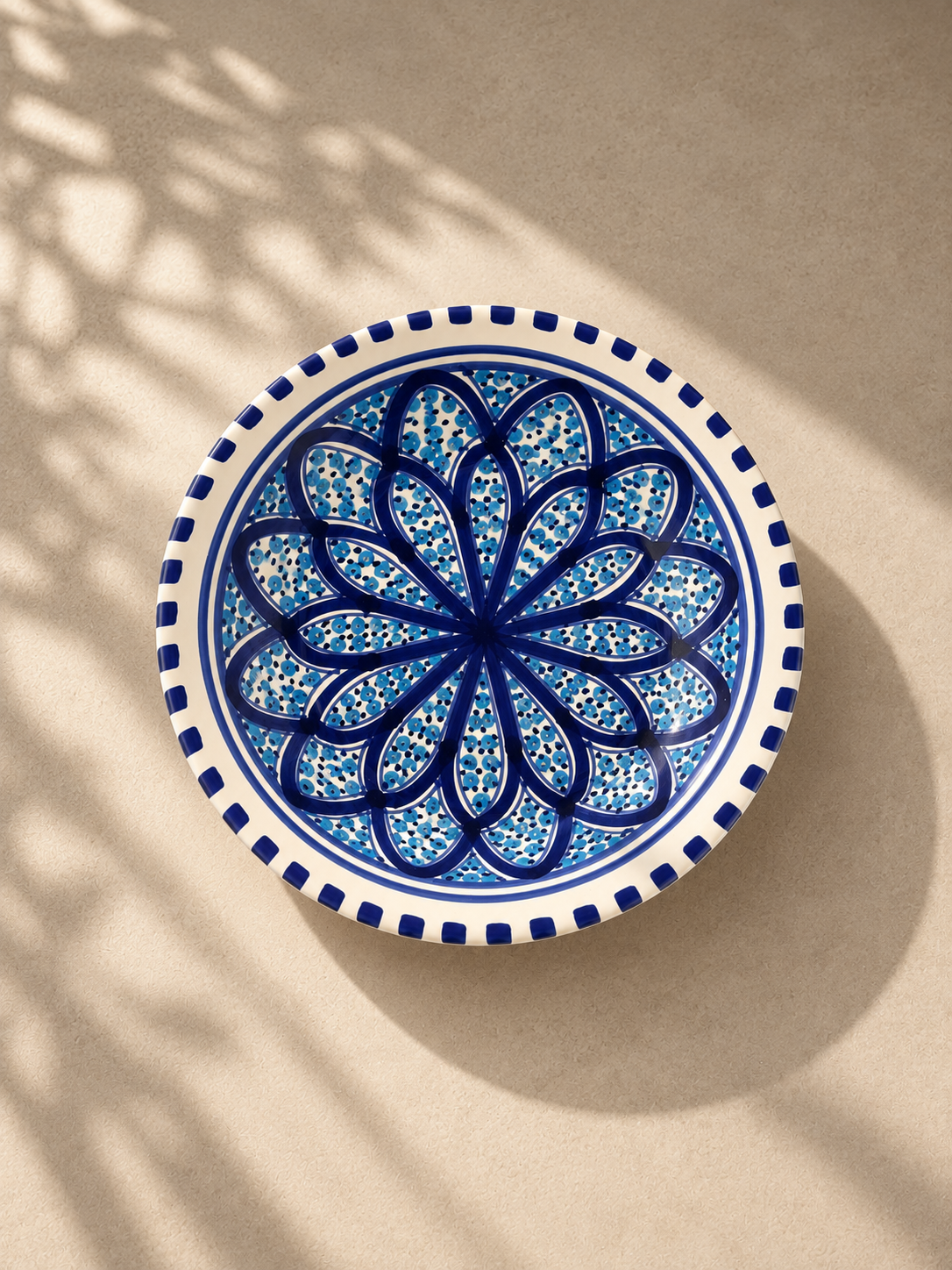 Petite assiette creuse Sidi Bou Saïd 17,5 cm vue de dessus, céramique tunisienne peinte à la main