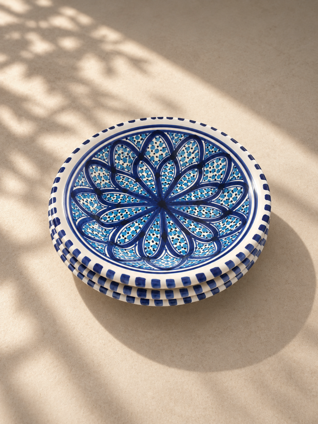 Lot de trois petites assiettes creuses Sidi Bou Saïd empilées