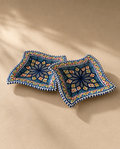 Lot de 2 assiettes carrées en céramique artisanale tunisienne de la collection Médina.