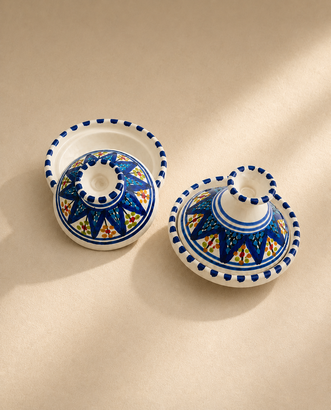 Deux petits plats à tajine ouverts en céramique artisanale tunisienne de la collection Médina.