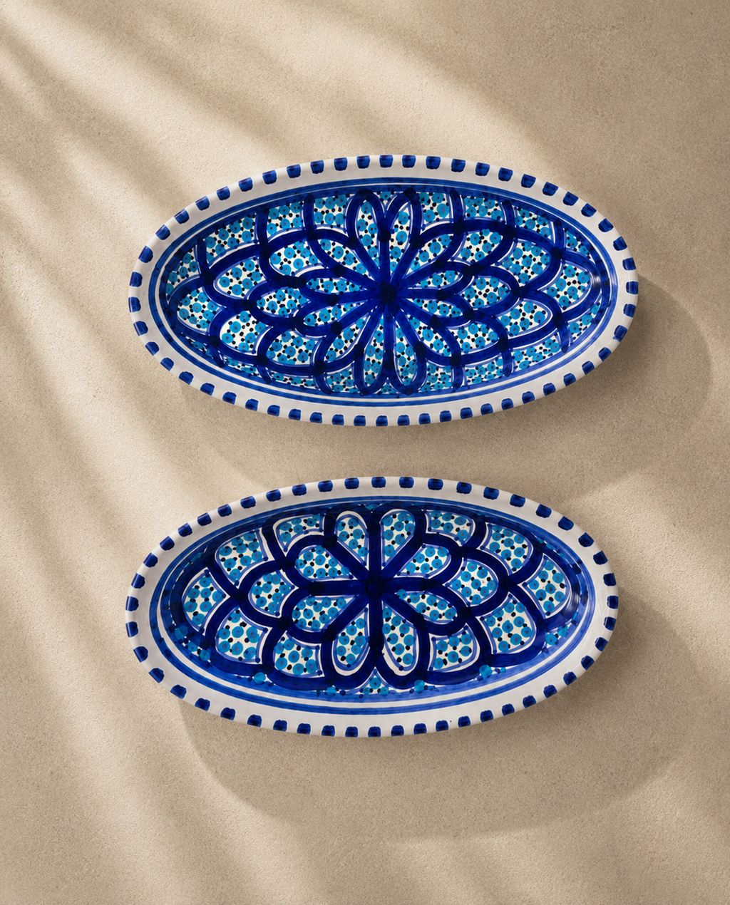 Lot de 2 plats ovales en céramique artisanale tunisienne de la collection Sidi Bou Saïd.