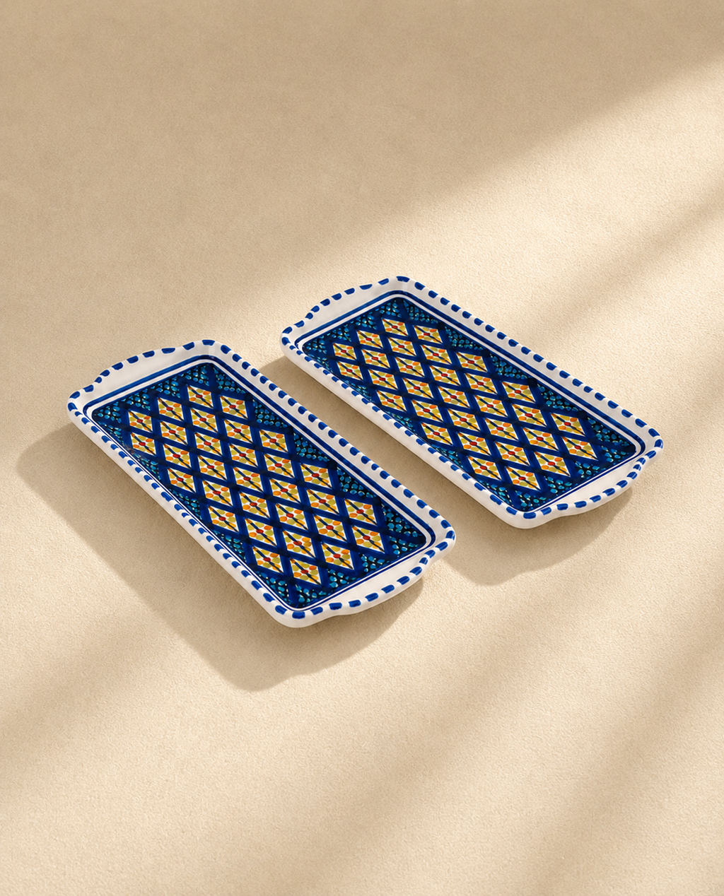 Deux plats rectangulaires en céramique artisanale tunisienne de la collection Médina.