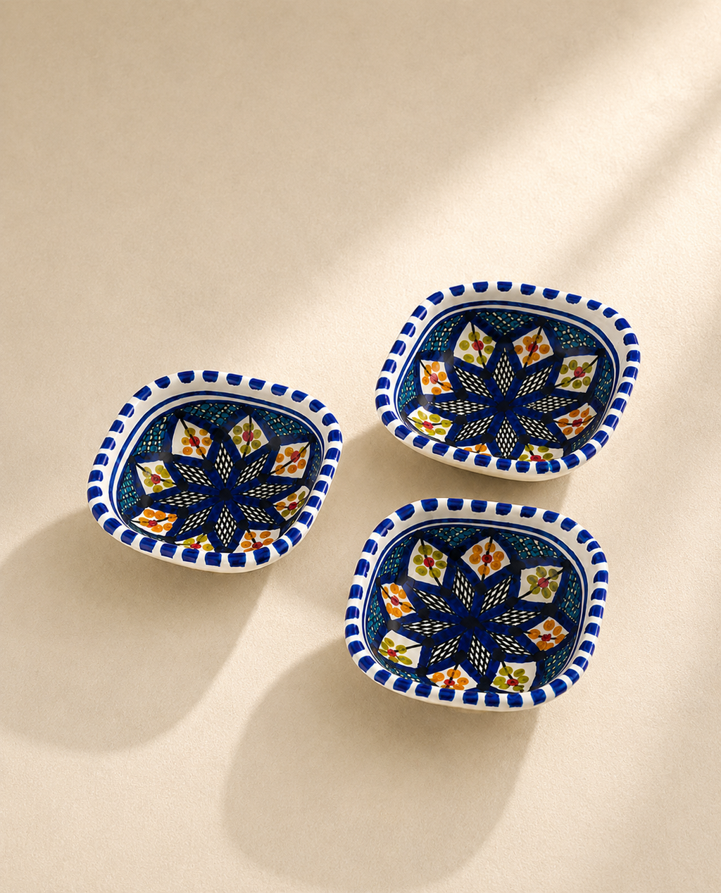 Lot de 3 coupelles en céramique artisanale tunisienne de la collection Médina.