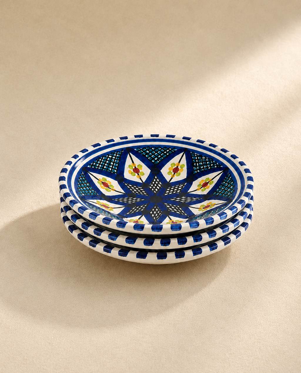 Pile de 3 petites assiettes creuses en céramique artisanale tunisienne de la collection Médina.