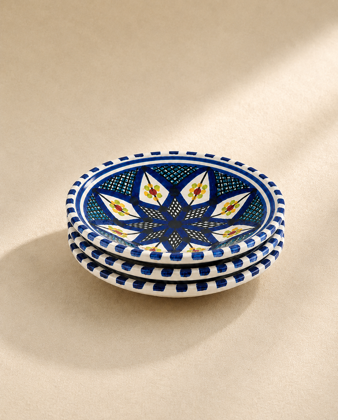 Pile de 3 petites assiettes creuses en céramique artisanale tunisienne de la collection Médina.