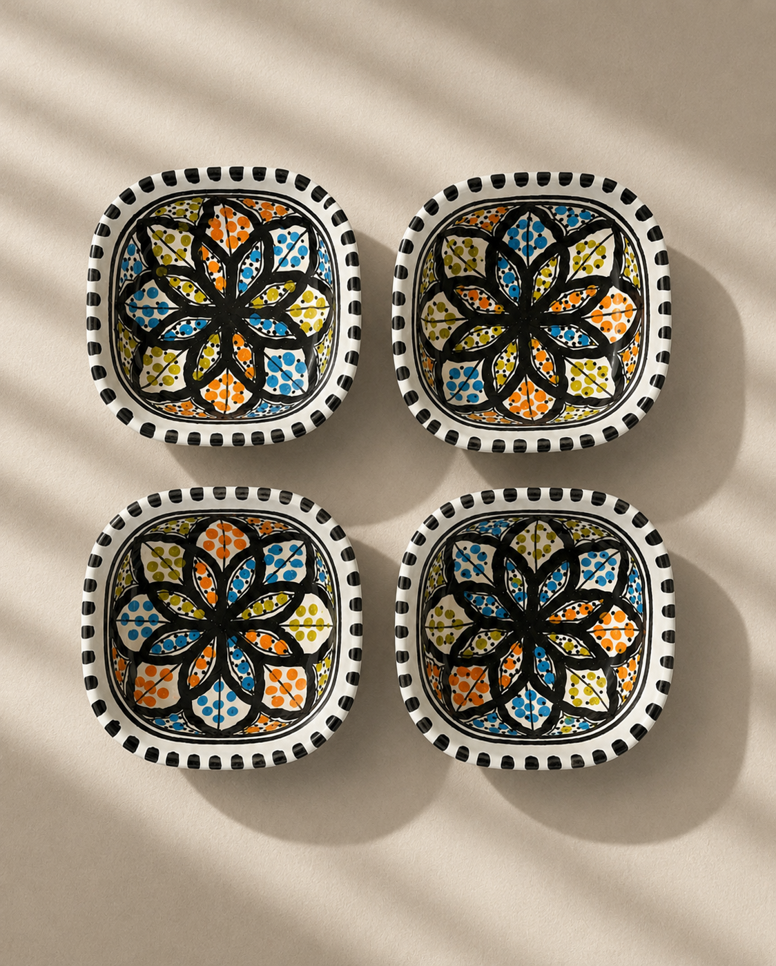 Lot de 4 coupelles en céramique artisanale tunisienne de la collection Djerba.