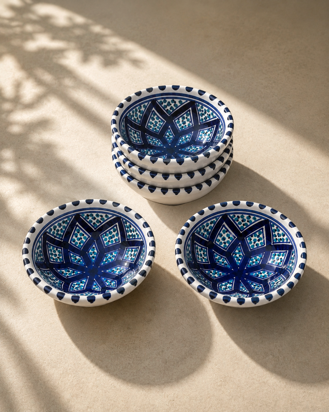 Lot de bols en céramique artisanale tunisienne de la collection Sidi Bou Saïd.