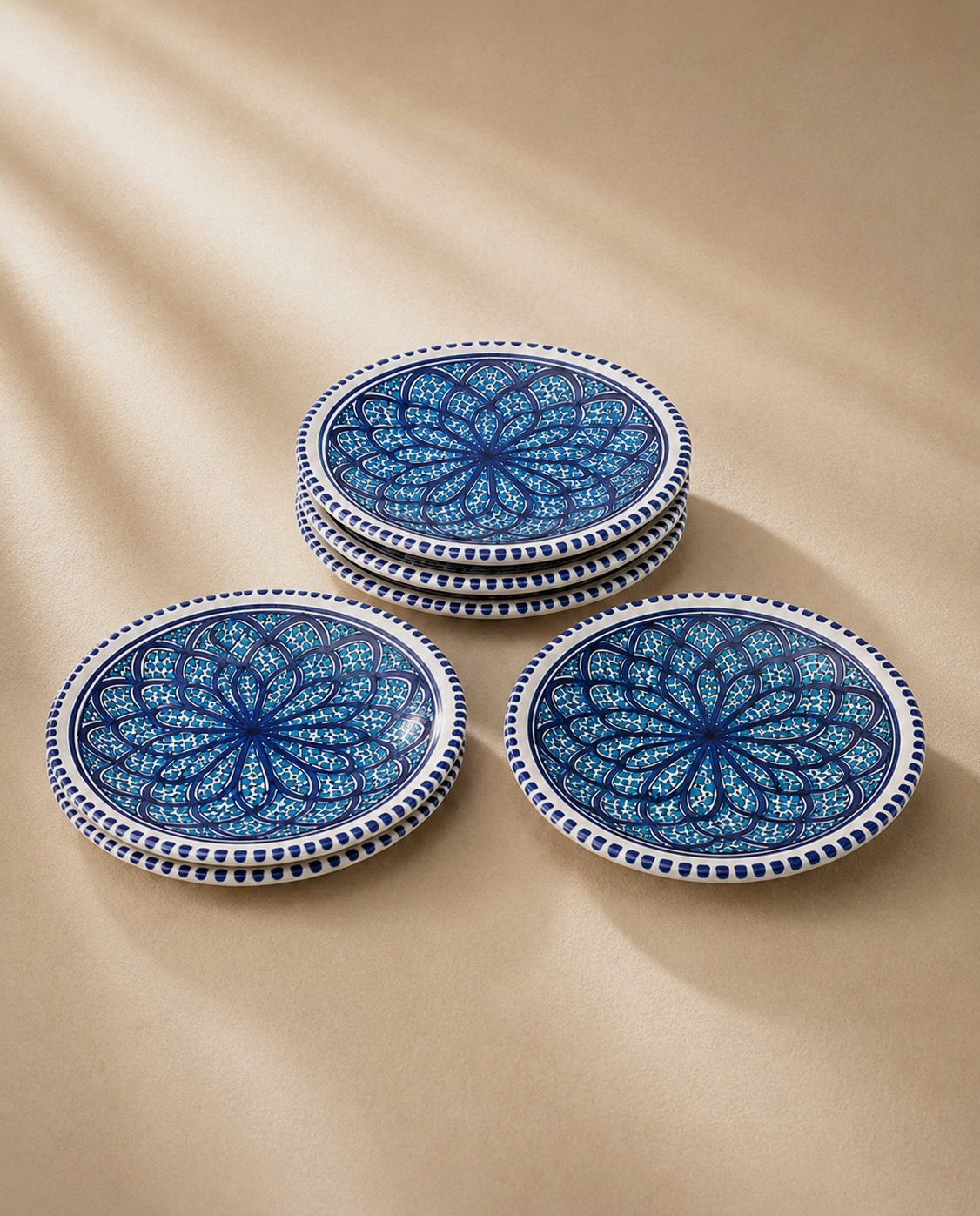 Lot d'assiettes plates en céramique artisanale tunisienne de la collection Sidi Bou Saïd.
