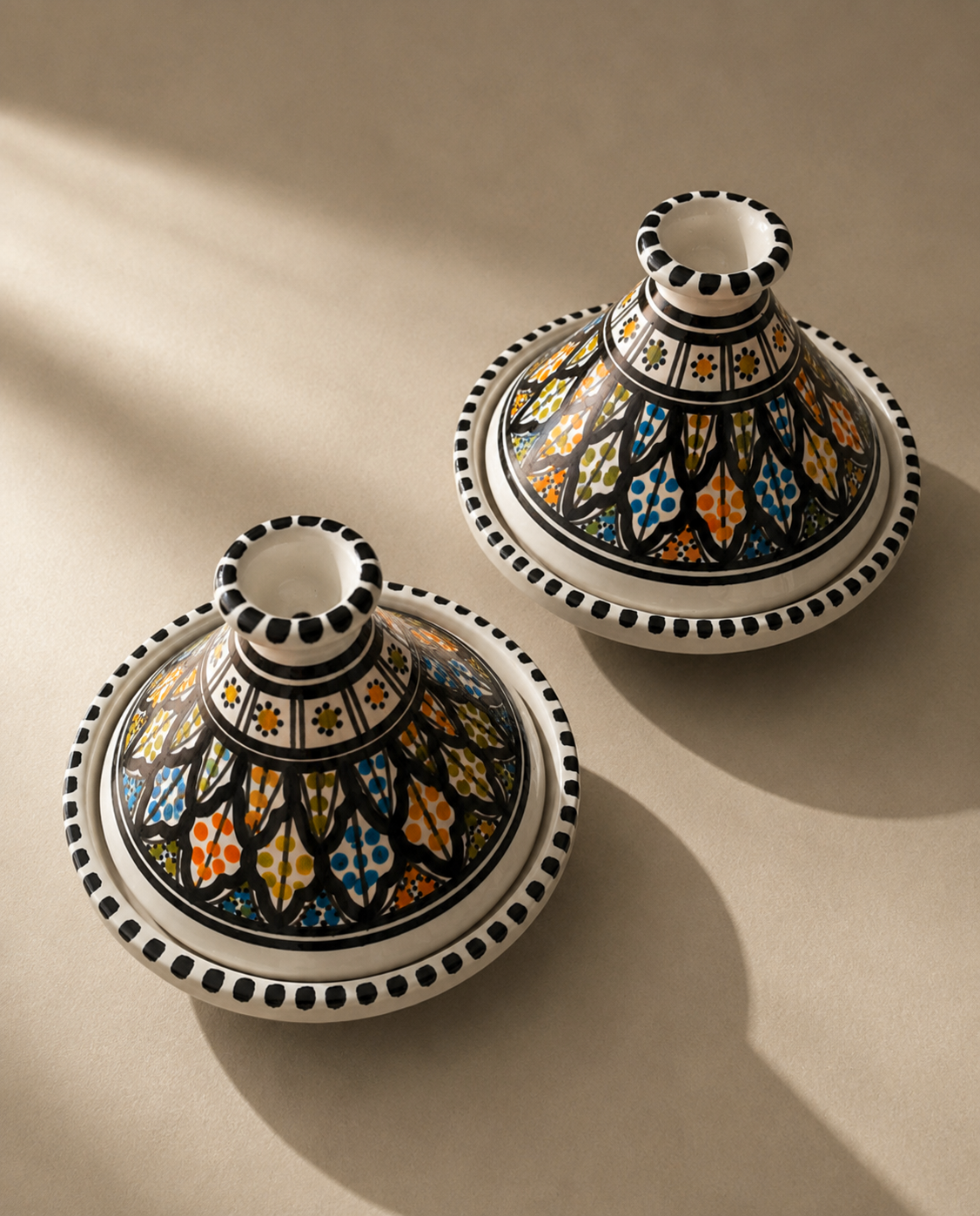 Deux plats à tajine en céramique artisanale tunisienne de la collection Djerba.