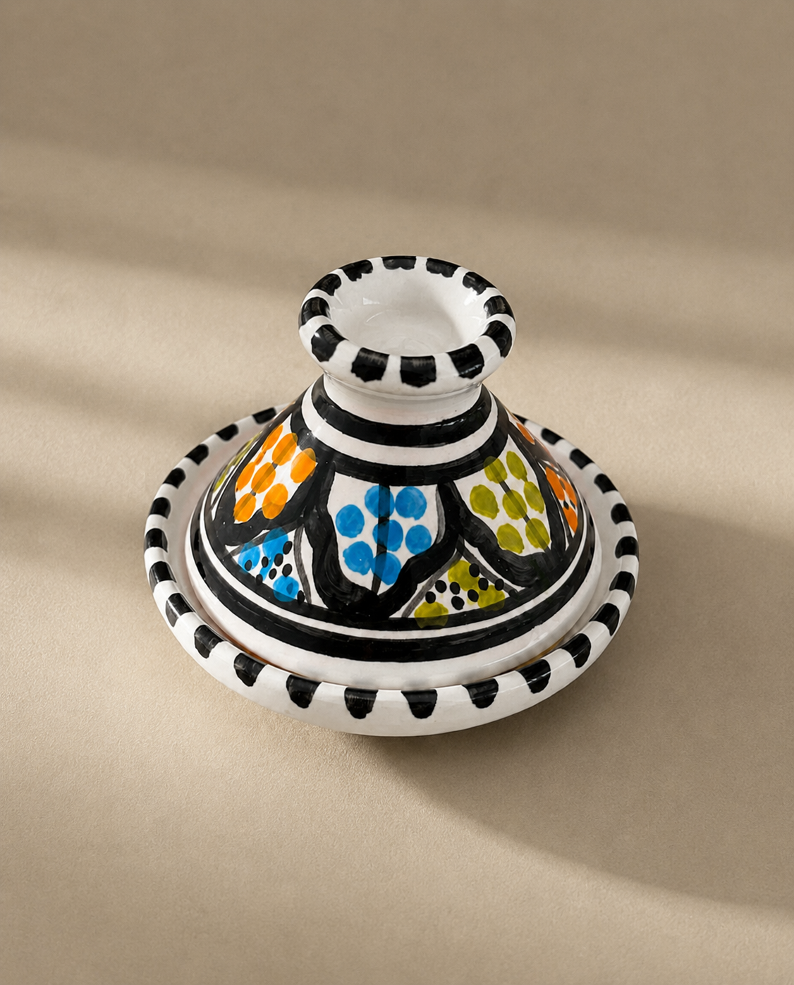 Mini plat à tajine en céramique artisanale tunisienne avec son couvercle, collection Djerba.
