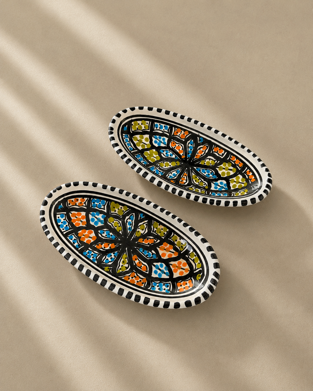 Deux mini plats ovales en céramique artisanale tunisienne vus en perspective, collection Djerba.
