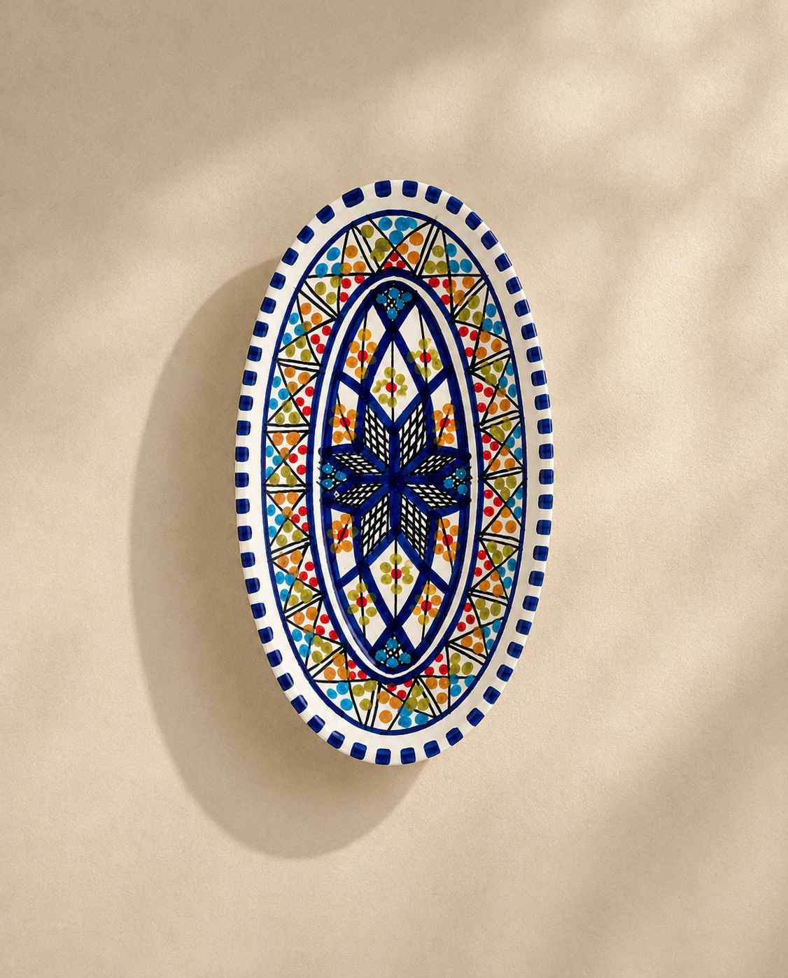 Vue de dessus d'un petit plat ovale en céramique artisanale tunisienne de la collection Médina.