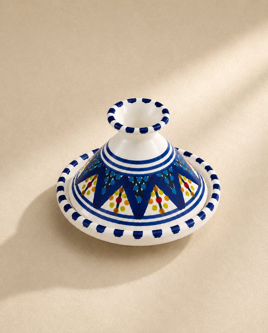 Petit plat à tajine en céramique artisanale tunisienne de la collection Médina.