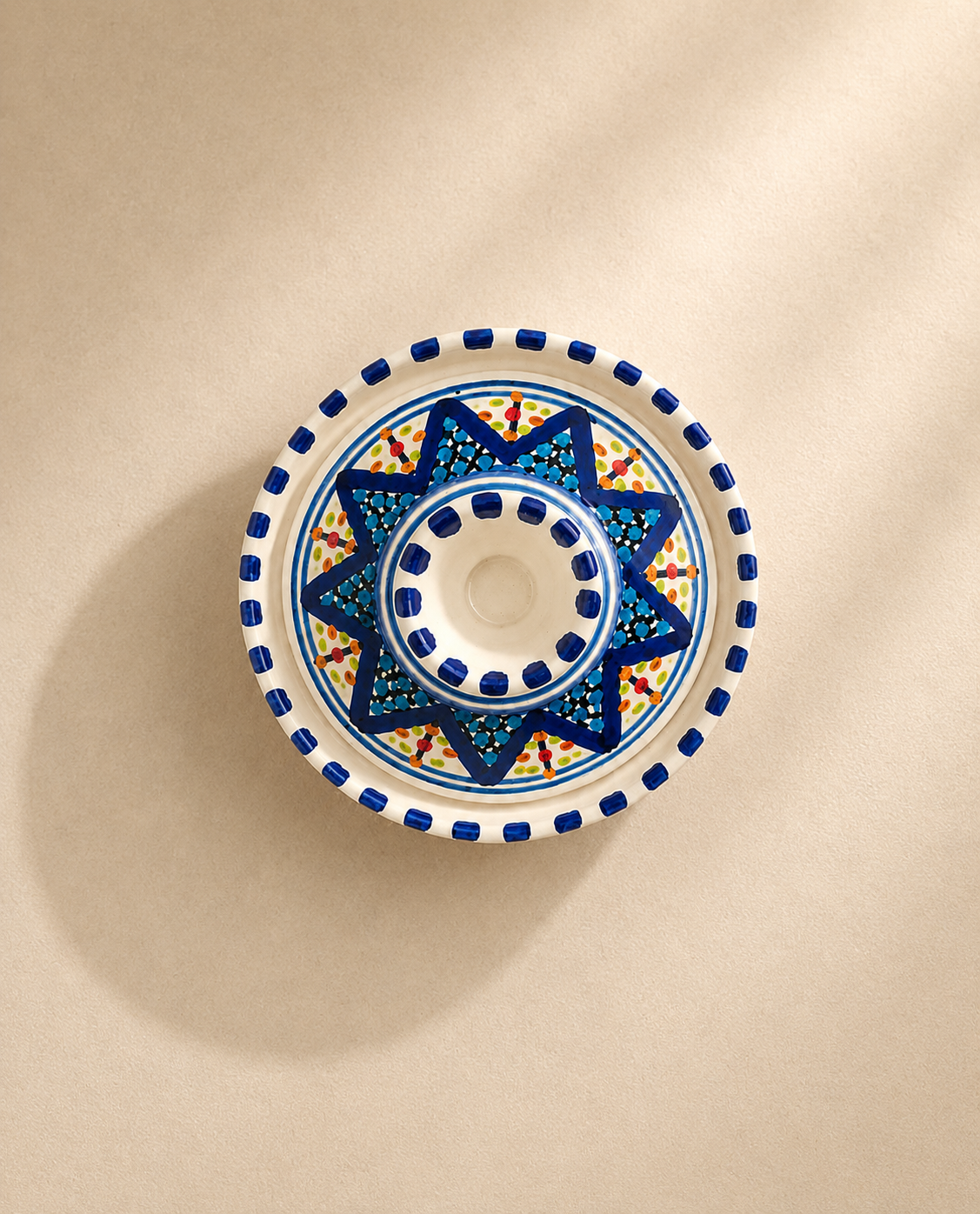 Vue de dessus d'un petit plat à tajine en céramique artisanale tunisienne de la collection Médina.
