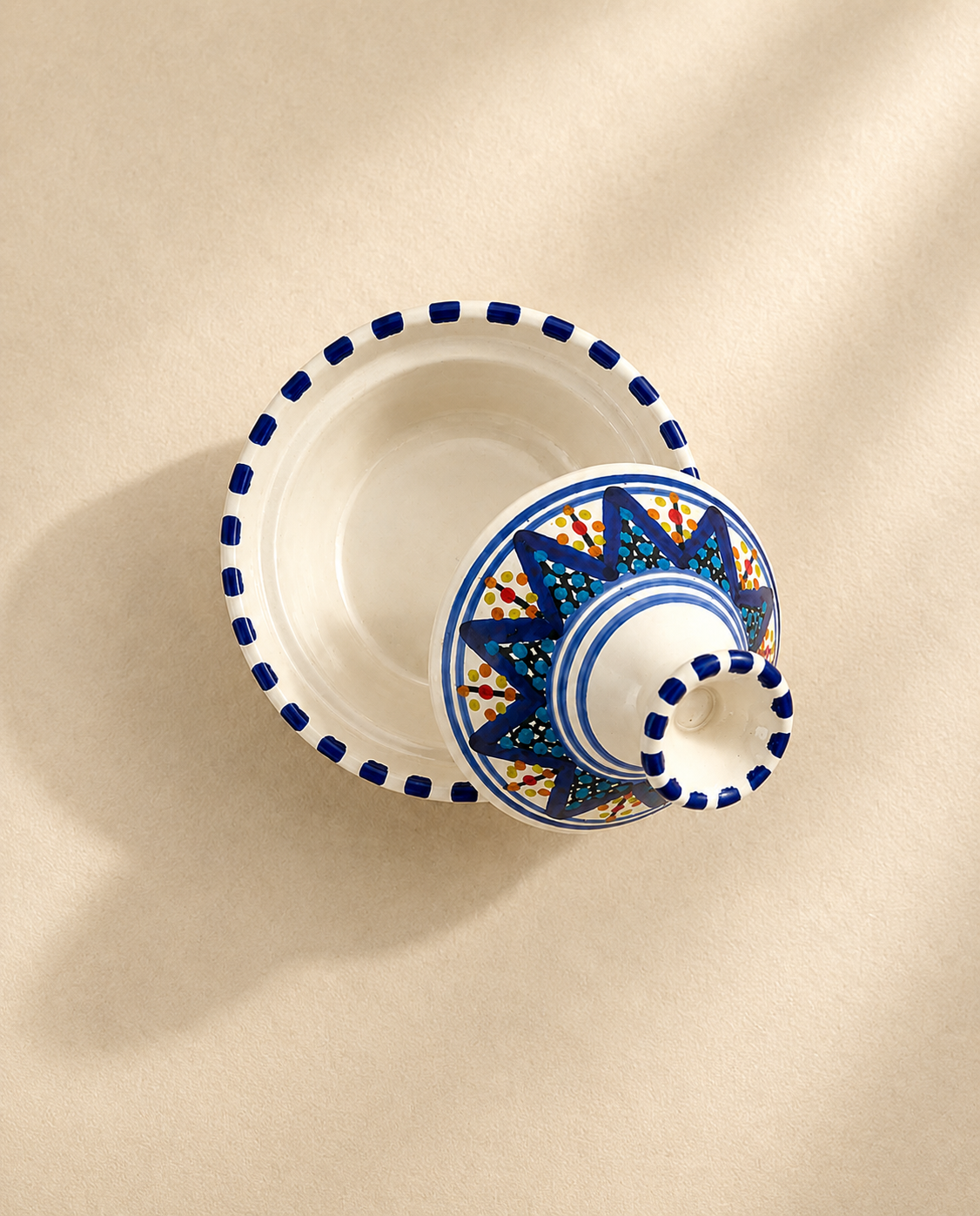 Petit plat à tajine entrouvert en céramique artisanale tunisienne de la collection Médina.
