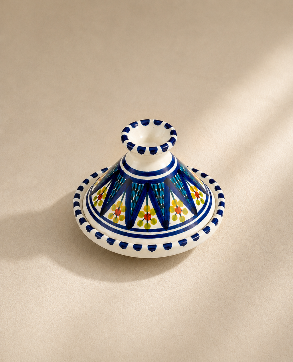 Petit plat à tajine en céramique artisanale tunisienne de la collection Médina.