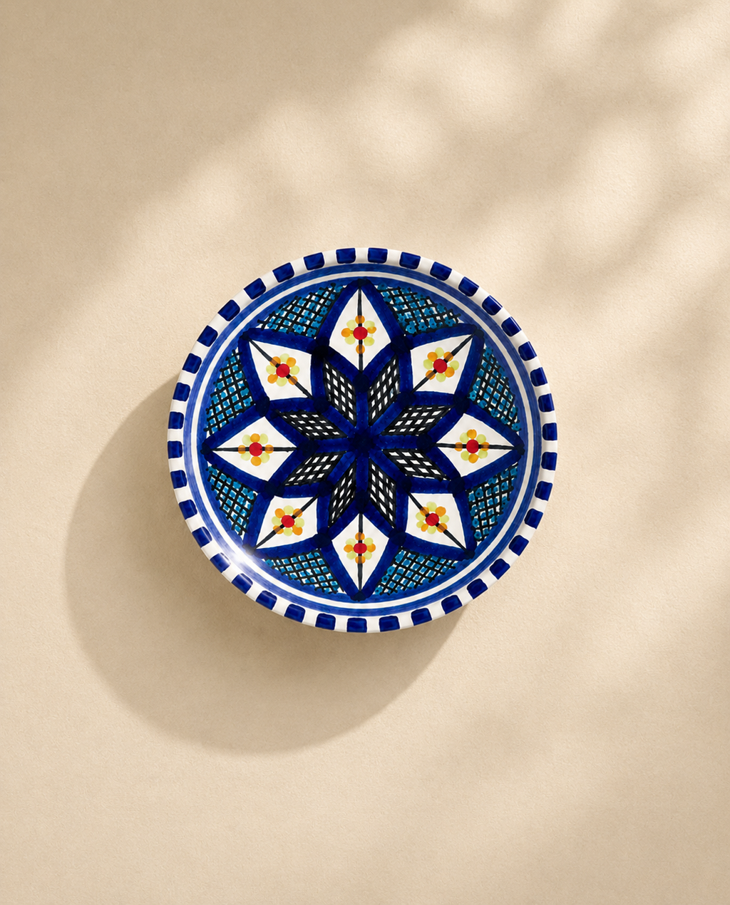 Petite assiette creuse en céramique artisanale tunisienne de la collection Médina.