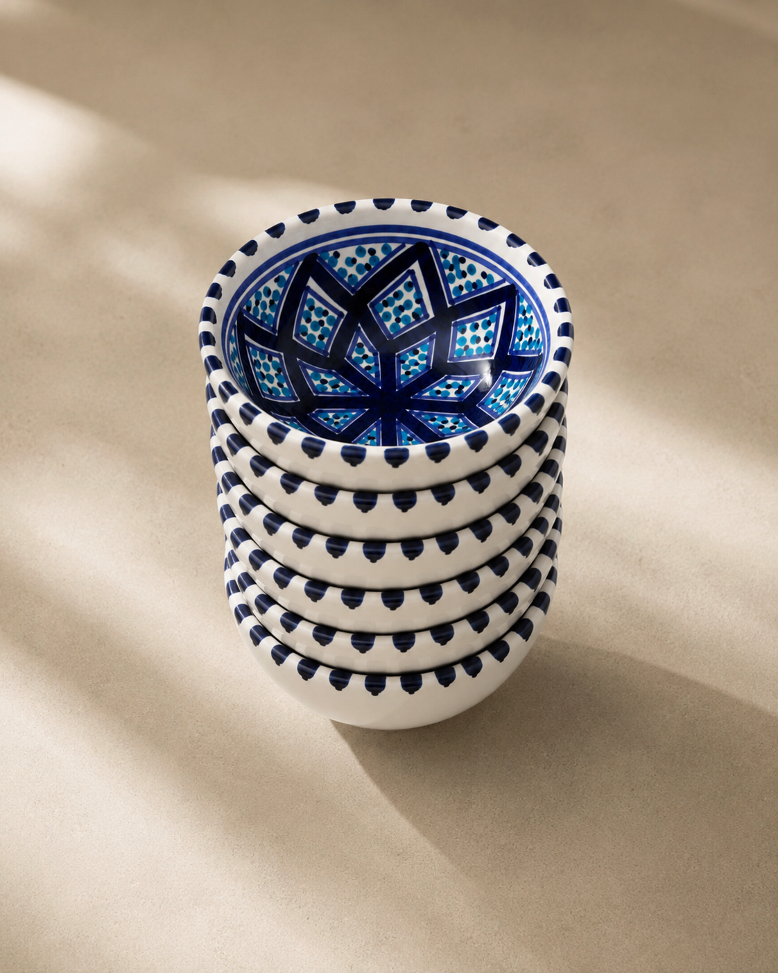 Pile de bols en céramique artisanale tunisienne de la collection Sidi Bou Saïd.