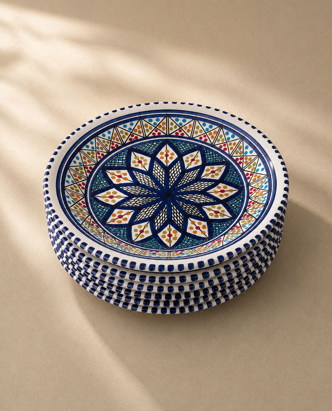 Pile d'assiettes creuses en céramique artisanale tunisienne de la collection Médina.