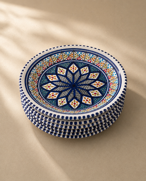Pile d'assiettes creuses en céramique artisanale tunisienne de la collection Médina.