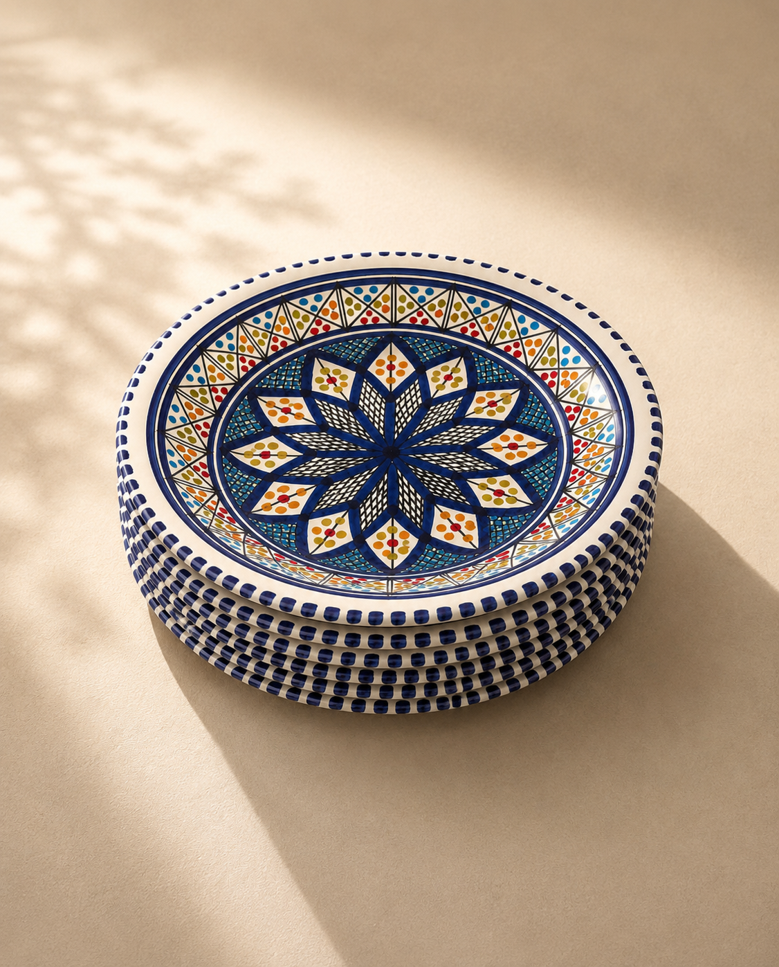 Pile d'assiettes à pâte en céramique artisanale tunisienne de la collection Médina.