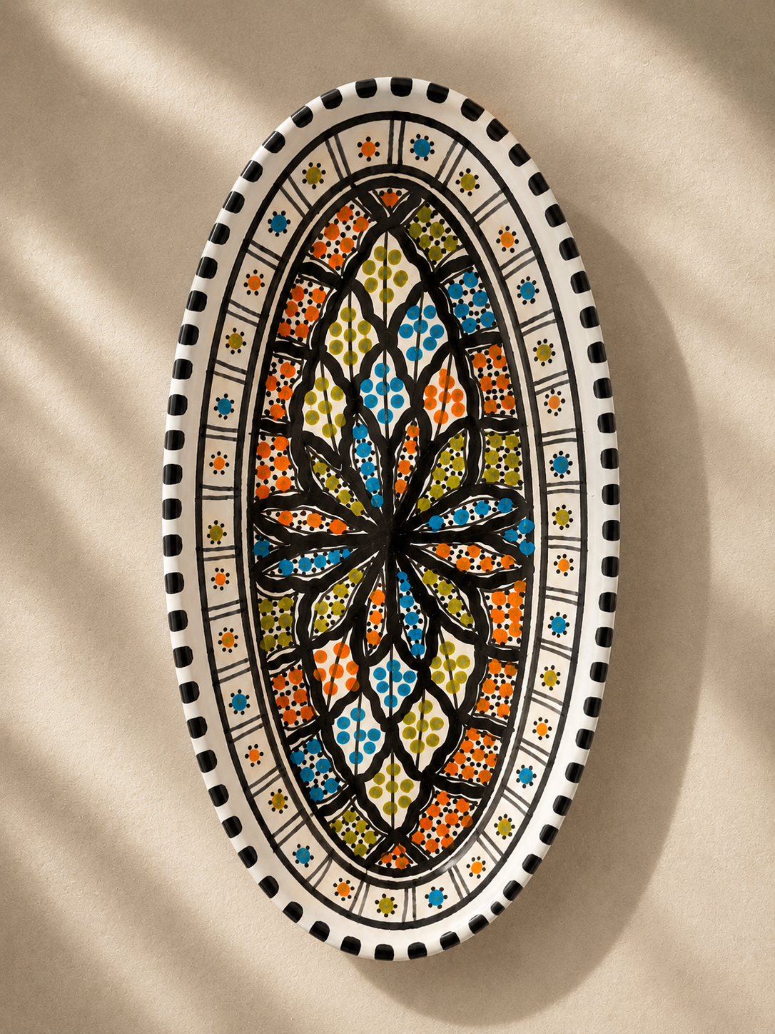Plat ovale en céramique artisanale tunisienne vu de profil, collection Djerba.