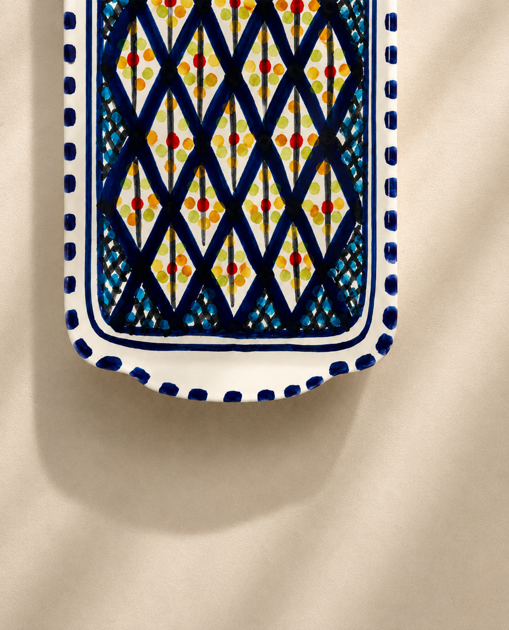 Gros plan sur un plat rectangulaire en céramique artisanale tunisienne de la collection Médina.