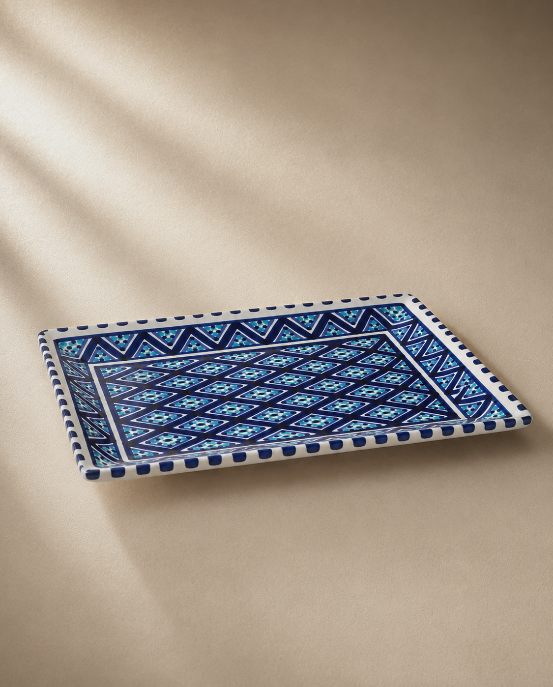 Vue en perspective d'un plat rectangulaire en céramique artisanale tunisienne de la collection Sidi Bou Saïd.