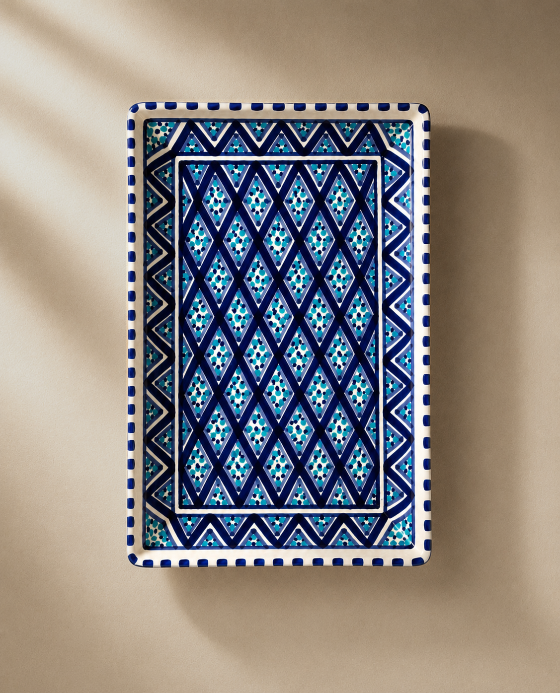 Plat rectangulaire en céramique artisanale tunisienne de la collection Sidi Bou Saïd.