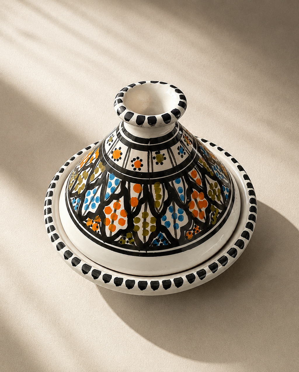 Plat à tajine en céramique artisanale tunisienne de la collection Djerba.